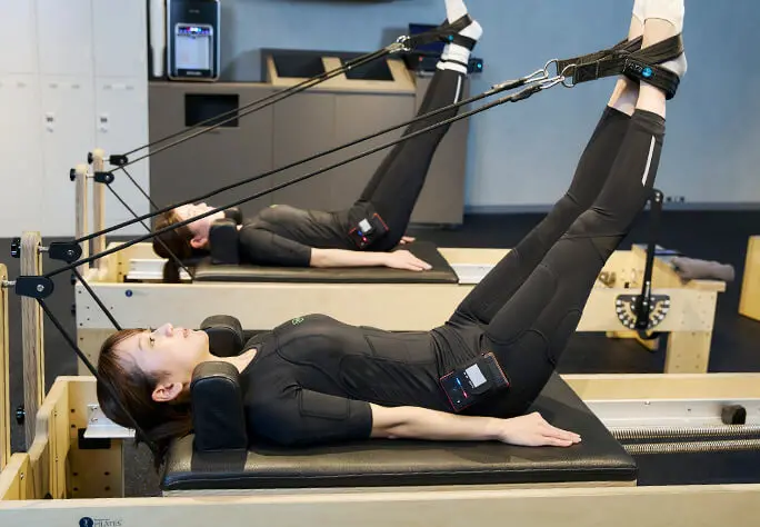 Evolvでマシンピラティスをする女性