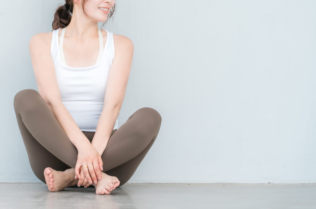 ピラティスでウェアを着た女性