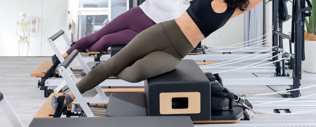 ピラティスをする女性、ストレッチをする女性