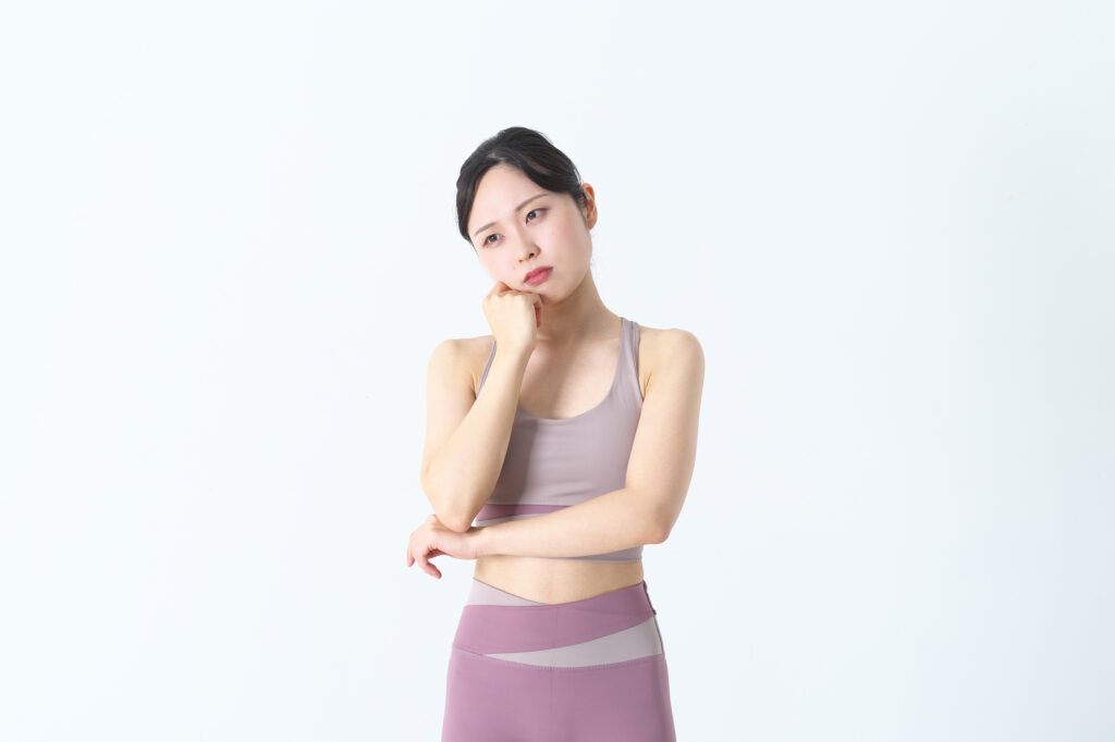 ピラティスでの悩みをかかえる女性