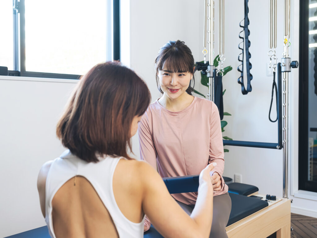 インストラクターがピラティスを指導する