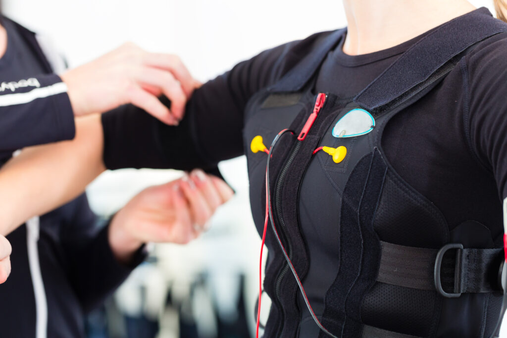 EMSを使ったトレーニングの準備をしているイメージ