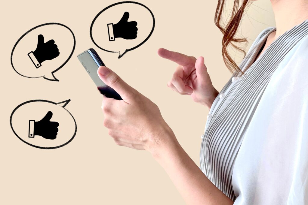 スマホを持った女性。利用者の声のイメージ