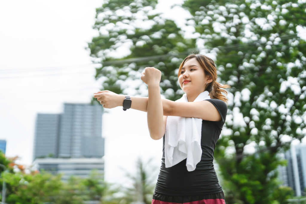 上半身のストレッチをする女性