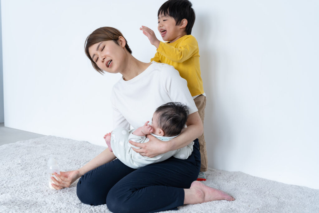 仕事や育児、家事に追われる女性のイメージ