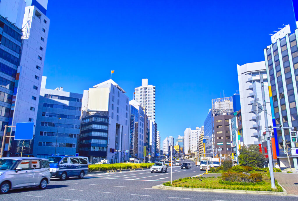 東京都品川区五反田。五反田駅東口側の国道1号線の交差点から高輪方面の景観