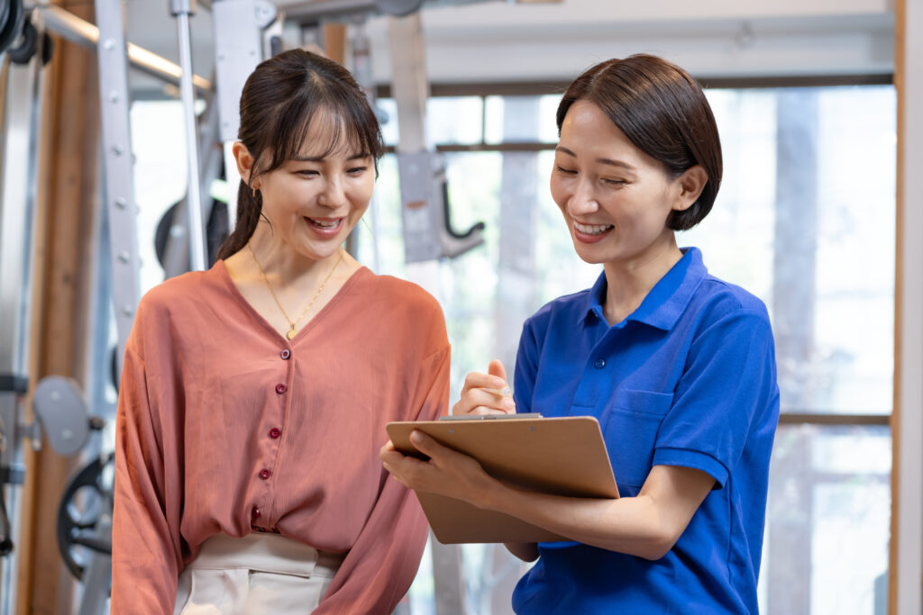 説明をするポロシャツを着た女性