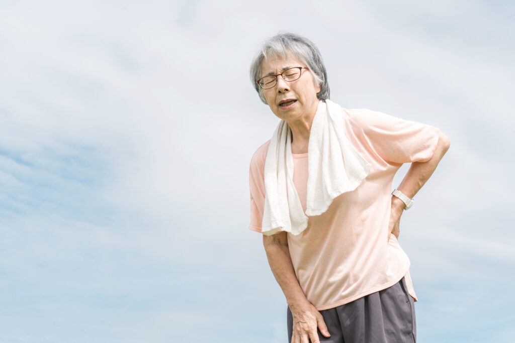 運動して腰を痛める高齢者・シニアの女性