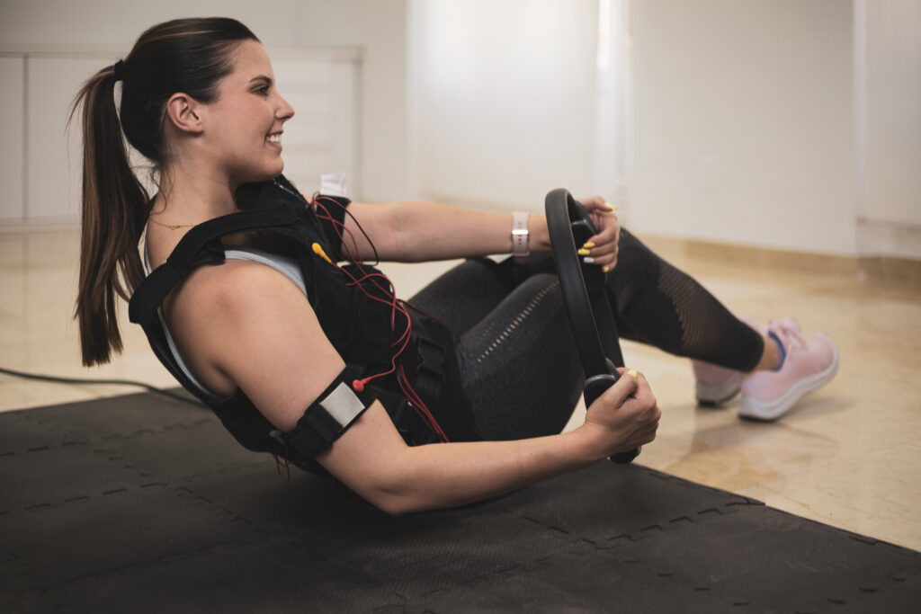 emsを使ったトレーニングをしている女性