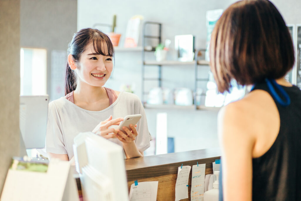 カウンターで予約する受講生
