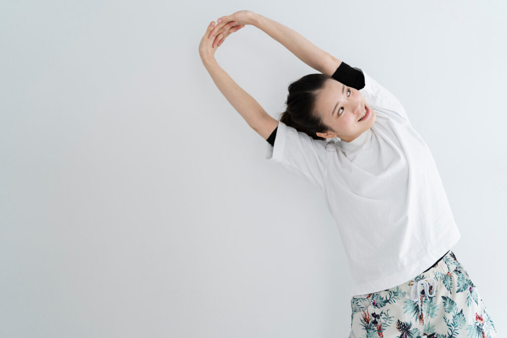 ストレッチをするスポーツウェアの女性