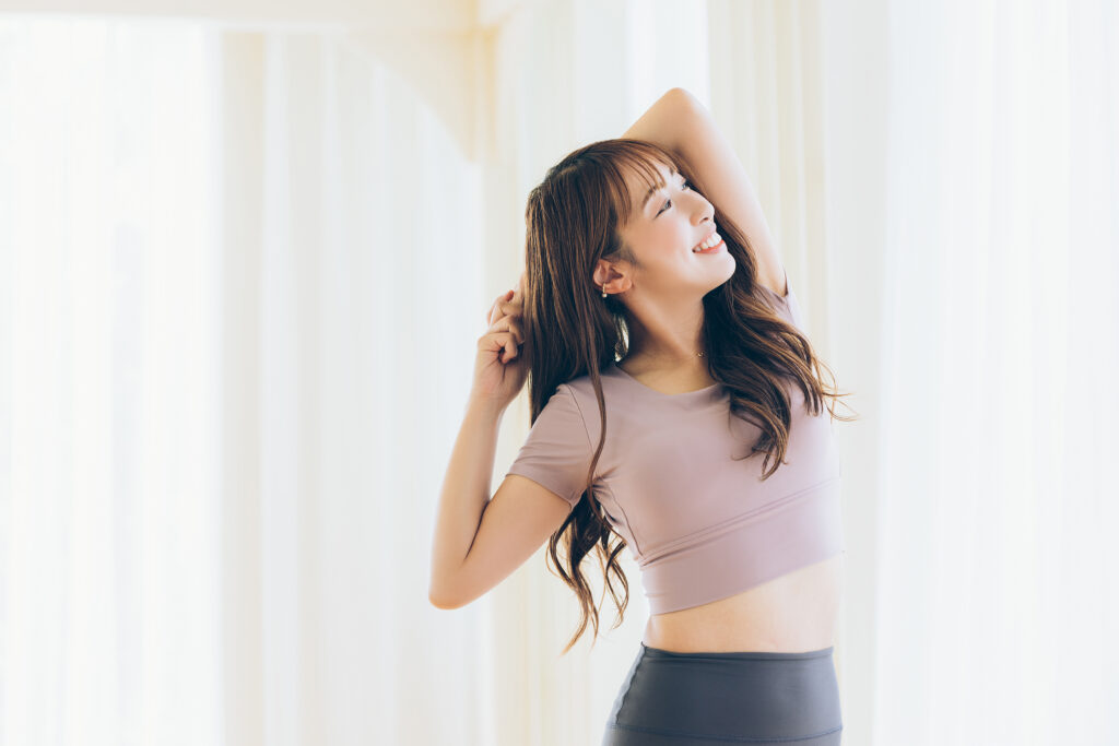 ストレッチをする女性