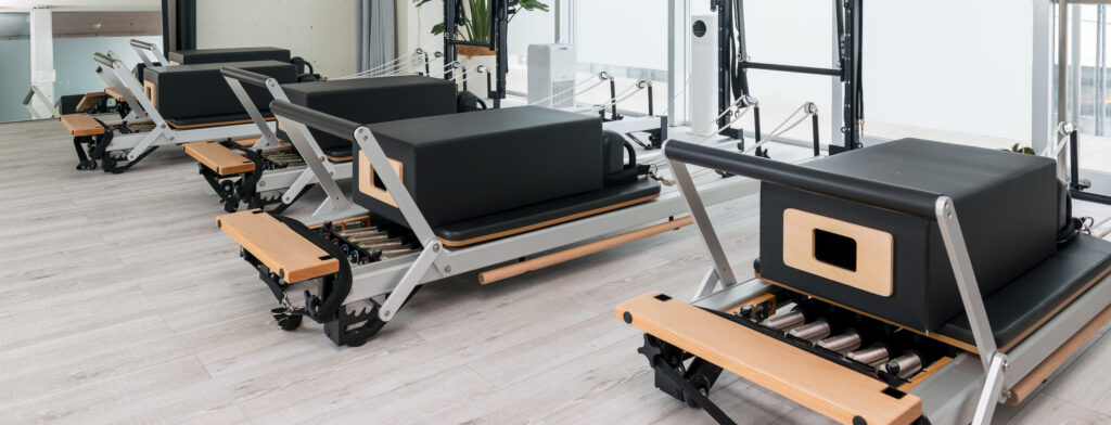 ピラティスマシンが並んでいる