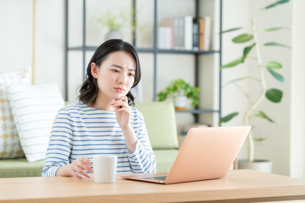 仕事に追われる女性