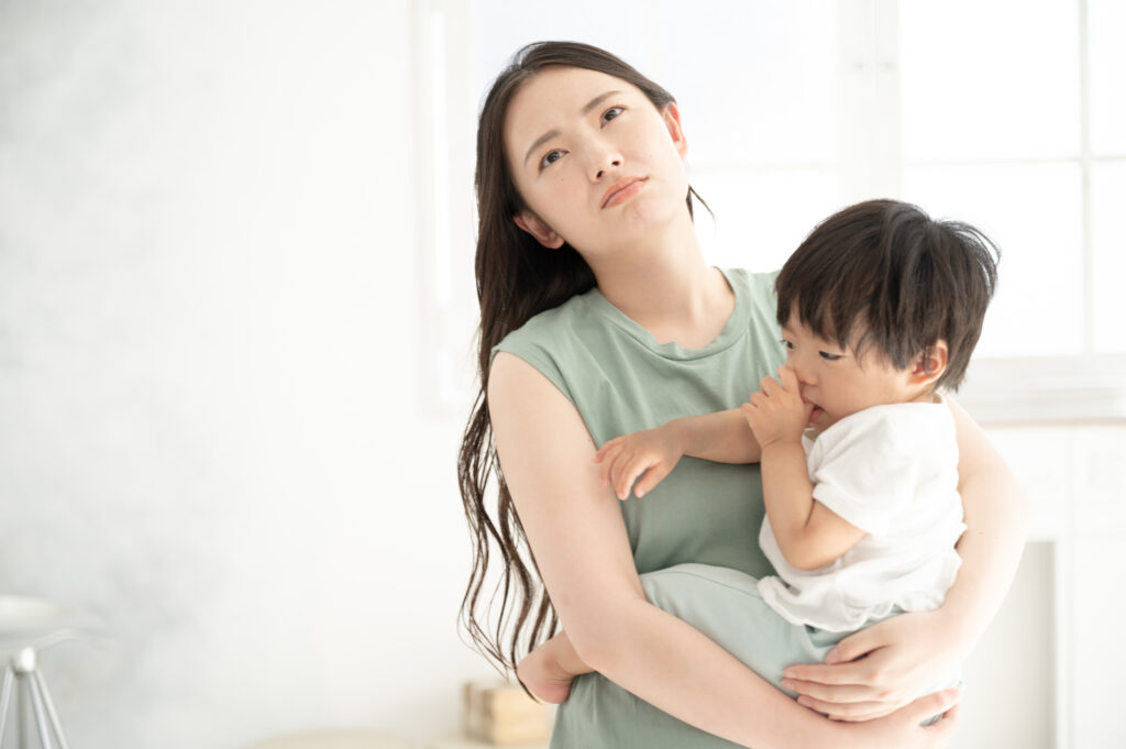 育児に疲れる女性