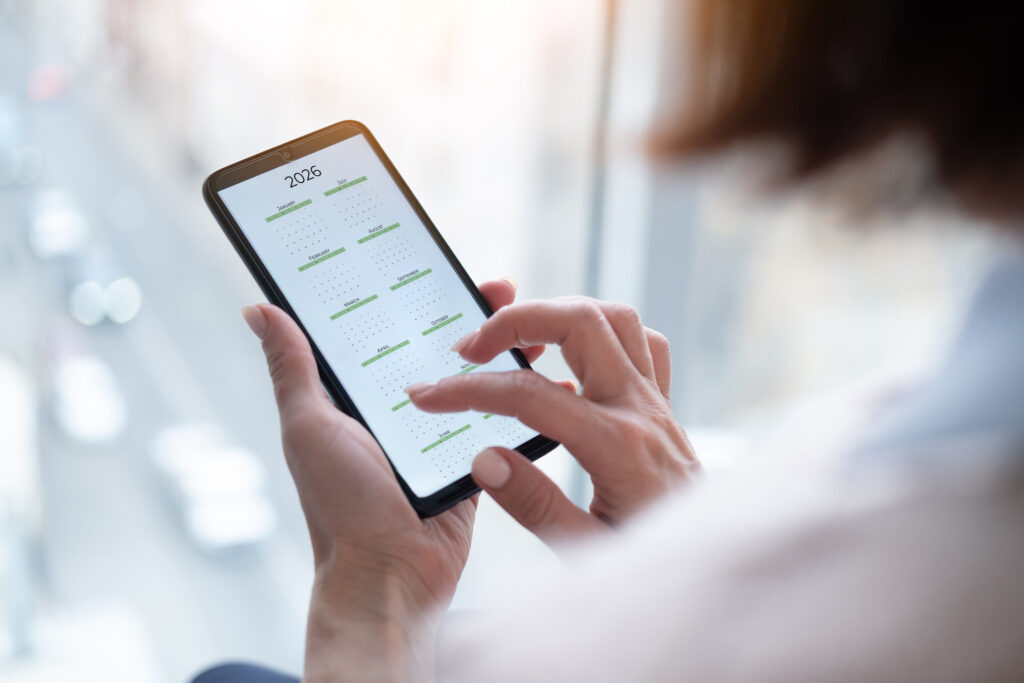 スマホでピラティスの予約をするイメージ