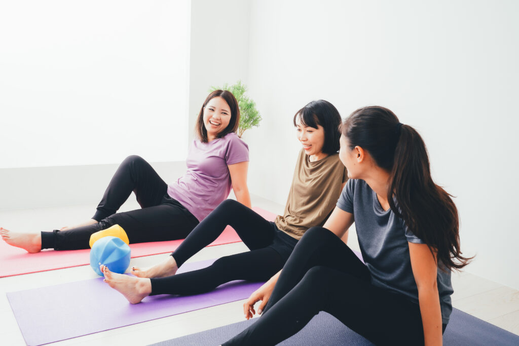 ピラティススタジオ内で談笑する女性たち