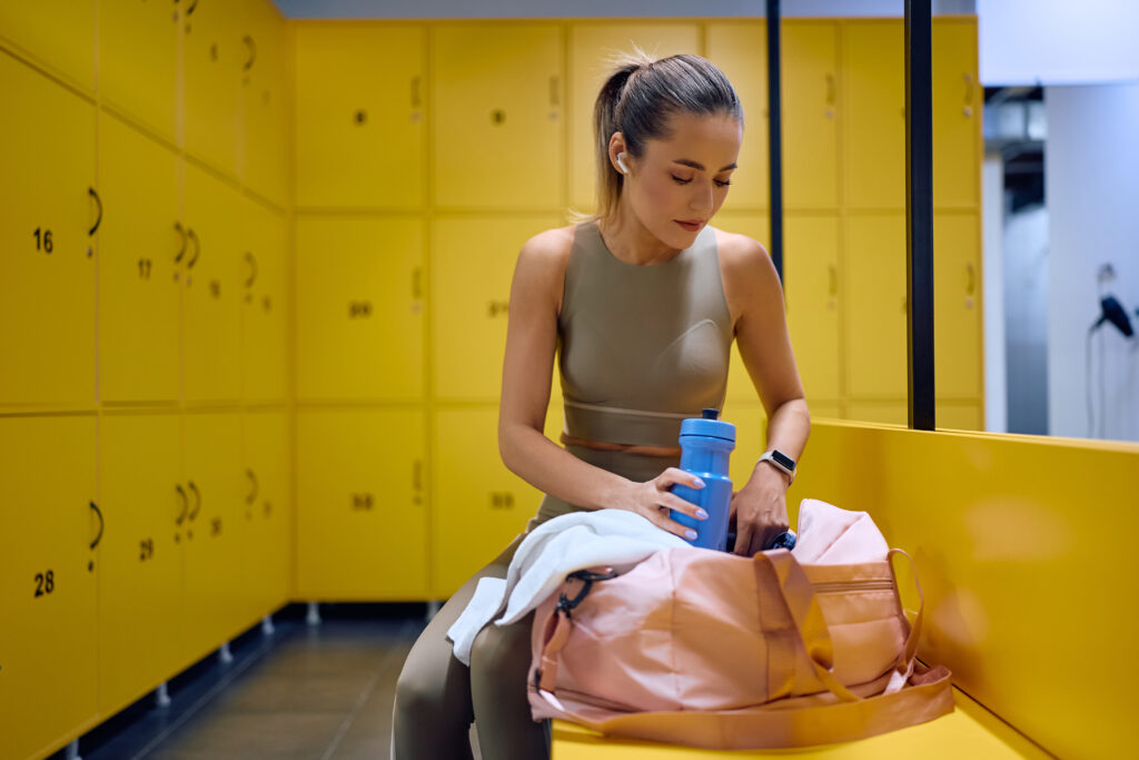 マシンピラティストレーニングの準備をする女性