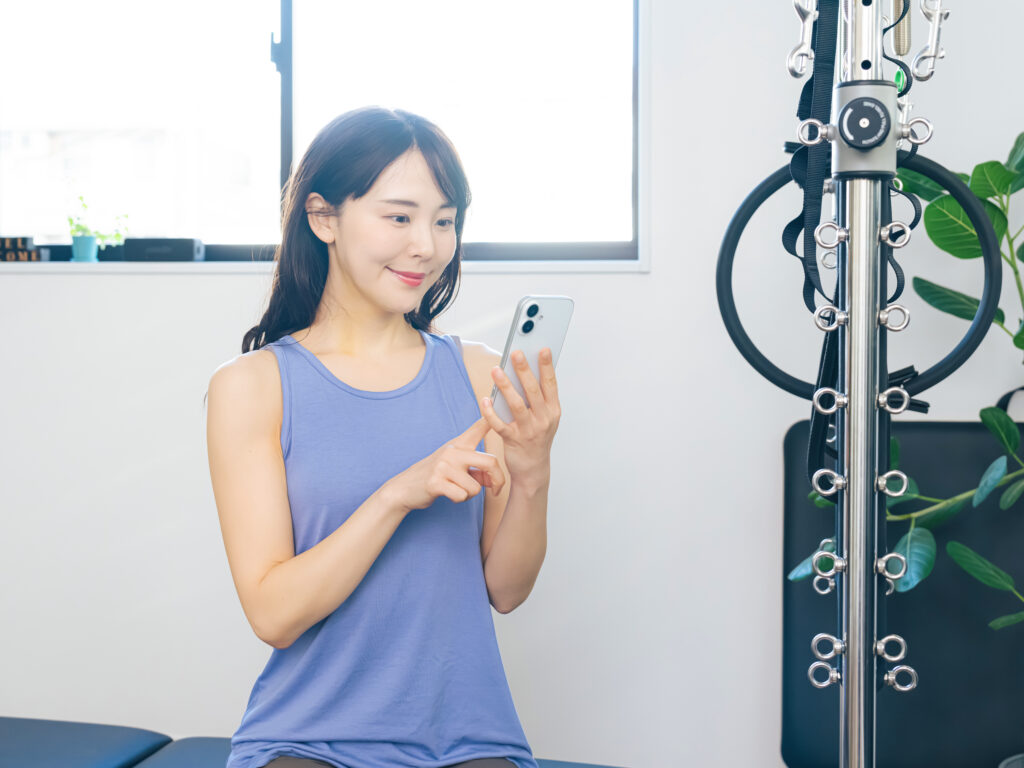 リスケ、キャンセルをスマホで行う女性