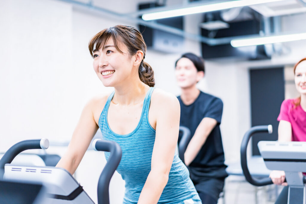 自転車マシンでトレーニングをする人々