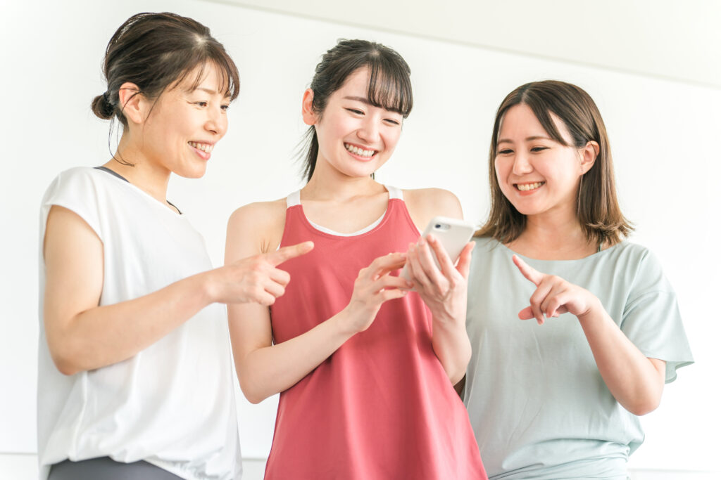 3名でスマホ画面を見る