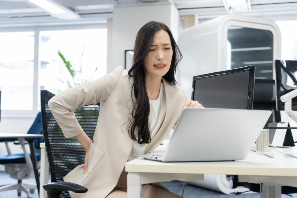 オフィスで仕事をする若いビジネスウーマン
