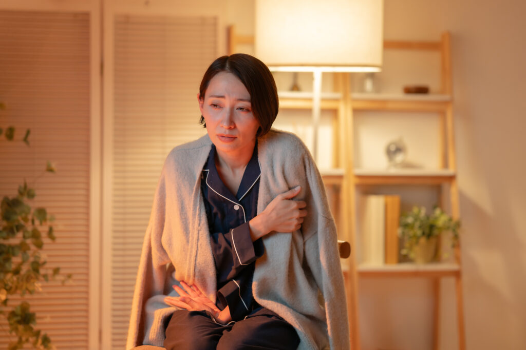 寒さに震える女性