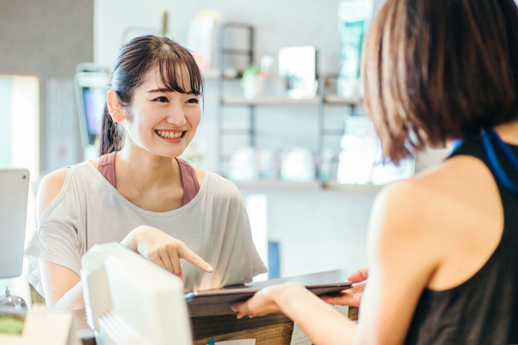 スタジオでタブレットを指さす女性
