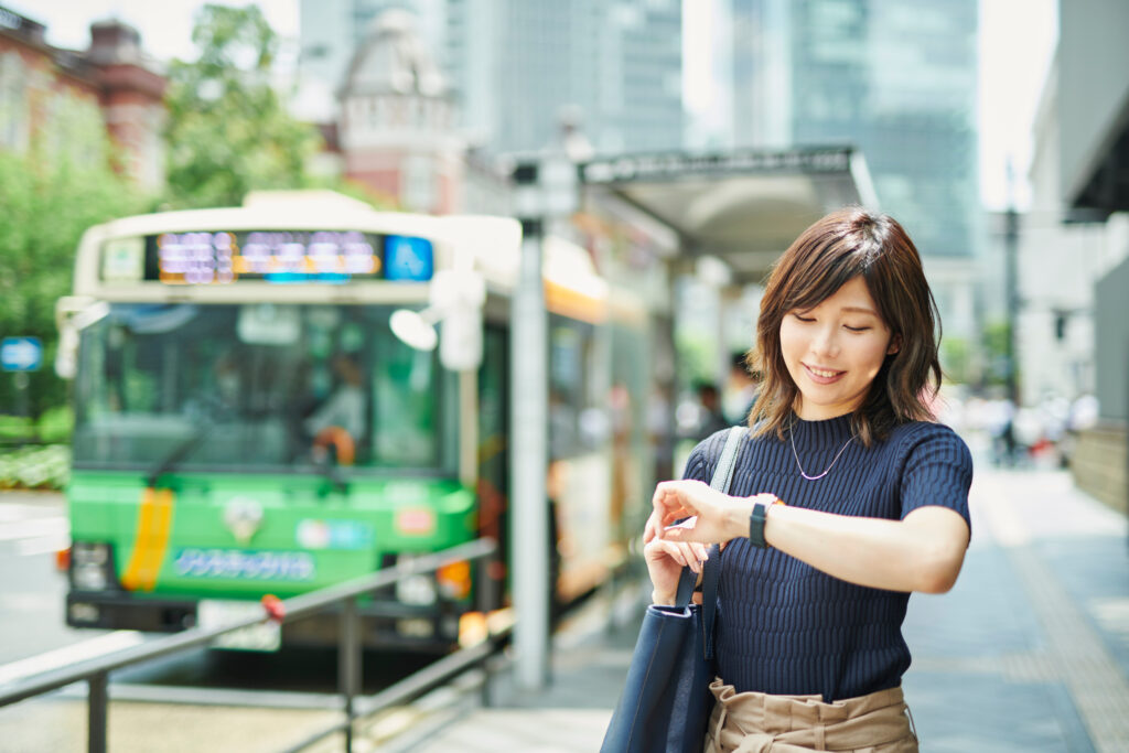 ピラシススタジオへ向かうOL