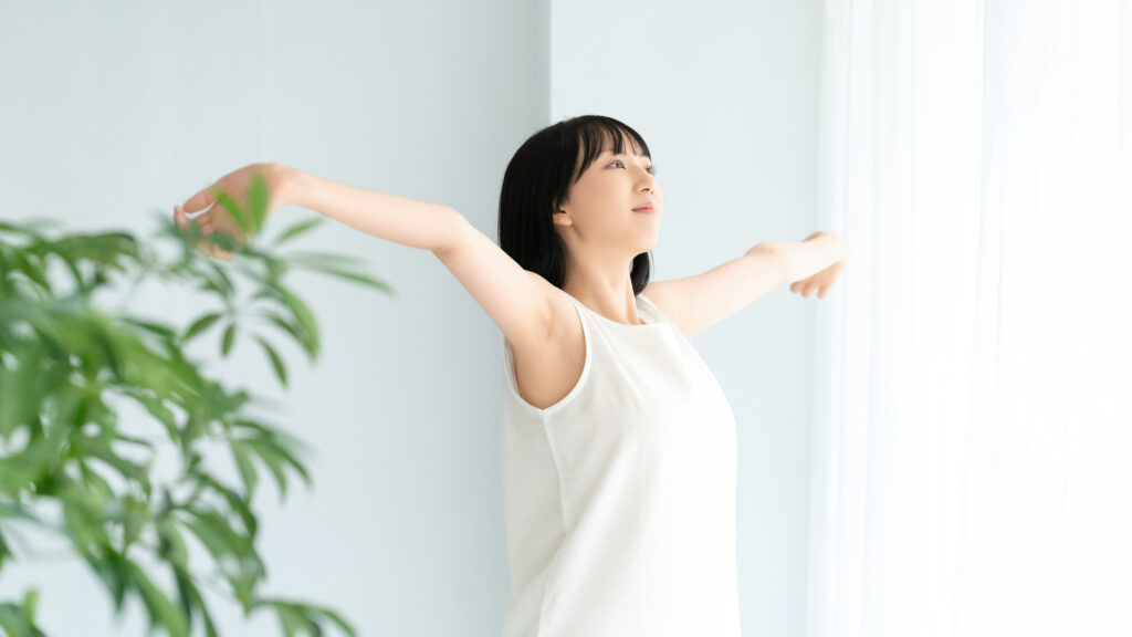 深呼吸をする女性