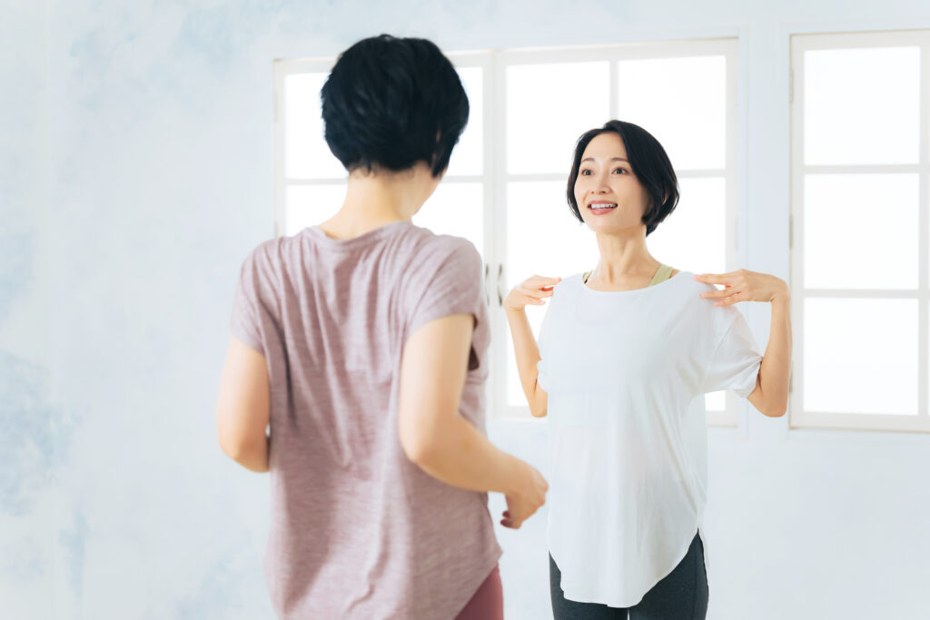 肩甲骨をほぐすエクササイズを教えるインストラクター