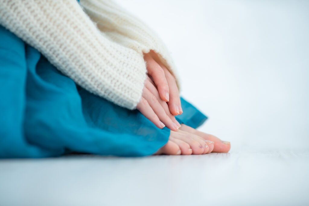 寒そうな手と足先